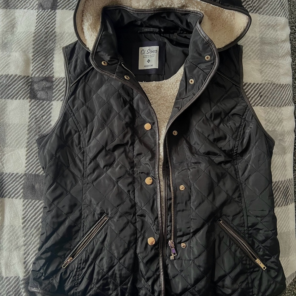 Puffer vest with hood